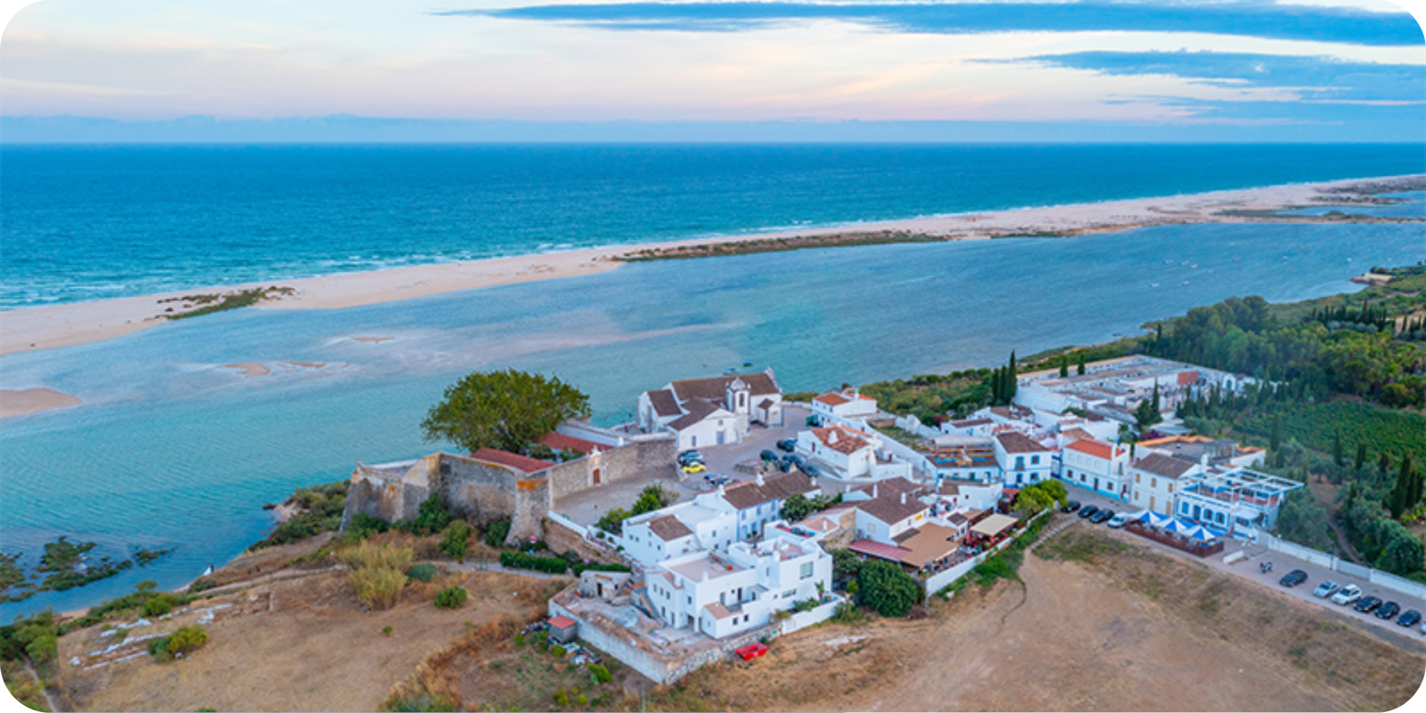 Een binnenzwembad, een buitenzwembad